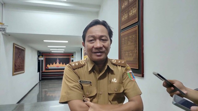 Asisten Bidang Perekonomian dan Pembangunan Pemprov Lampung Kusnardi saat diwawancarai usai pertemuan dengan perwakilan PTPN 7. | Foto : Galih Prihantoro/ Lampung Geh