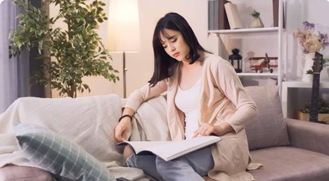 Ilustrasi attractive asian woman casual attire spending. Sumber: Shutterstock