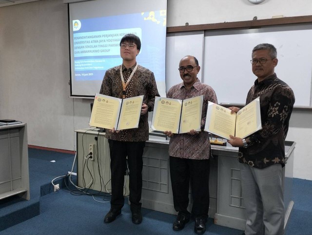 Penandatanganan kerja sama antara UAJY, Ambarrukmo Grup dan Sekolah Tinggi Pariwisata AMPTA, Senin (19/6/2023). Foto: Maria Wulan/Tugu Jogja