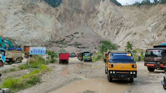 Aktivitas di lokasi galian C di Gunung Kuda, Desa Bobos, Kecamatan Dukuhpuntang, Kabupaten Cirebon, Jawa Barat yang sempat terhenti akibat longsor, kembali normal pada Senin sore (19/6/2023). Foto : Istimewa