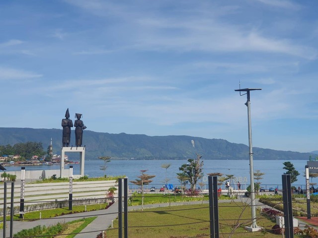 Patung Selamat Datang khas Simalungun yang terletak di RTP Pantai Terbuka Parapat (Dok. Pribadi)