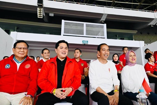 Presiden Joko Widodo bersama Menhan Prabowo Subianto dan Ketua PSSI Erick Thohir menyaksikan pertandingan Timnas Indonesia melawan Argentina saat FIFA Matchday di Stadion Gelora Bung Karno, Jakarta, Senin (19/6/2023).  Foto: Biro Pers Sekretariat Presiden