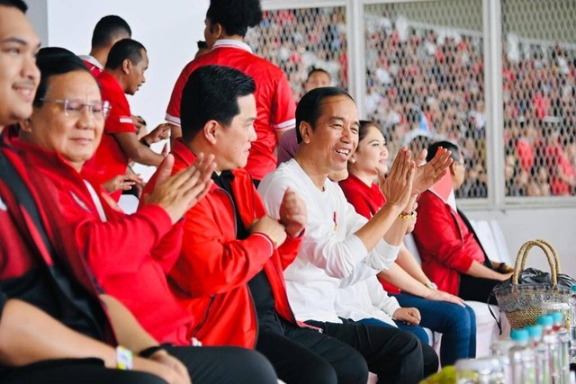 Presiden Joko Widodo bersama Menhan Prabowo Subianto dan Ketua PSSI Erick Thohir menyaksikan pertandingan Timnas Indonesia melawan Argentina saat FIFA Matchday di Stadion Gelora Bung Karno, Jakarta, Senin (19/6/2023).  Foto: Biro Pers Sekretariat Presiden