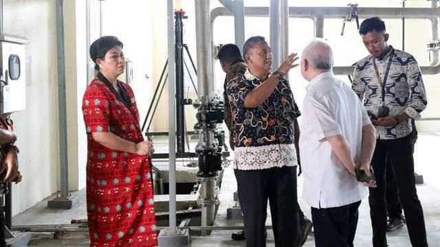 Bupati dan Wakil Bupati Kabupaten Sitaro, Evangelian Sasingen dan John H Palandung saat mengunjungi kota Batam untuk melihat pengelolaan air bersih di daerah tersebut.