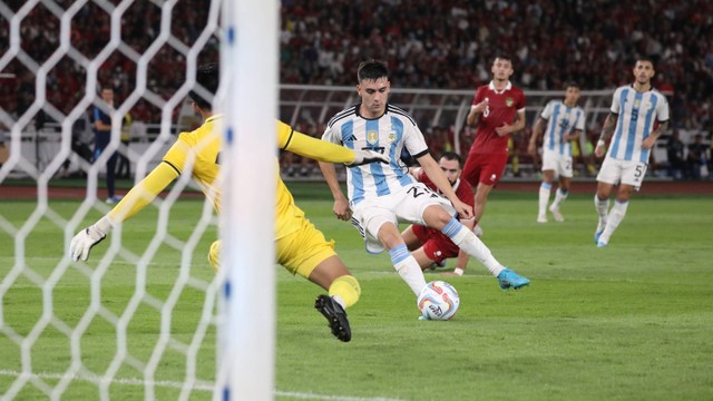 Pemain Timnas Argentina Facundo Buonanotte berusaha melewati penjaga gawang Timnas Indonesia Ernando Ari pada pertandingan FIFA Matchday di Stadion Utama Gelora Bung Karno, Jakarta, pada Senin (19/6/2023).  Foto: Aditia Noviansyah/kumparan