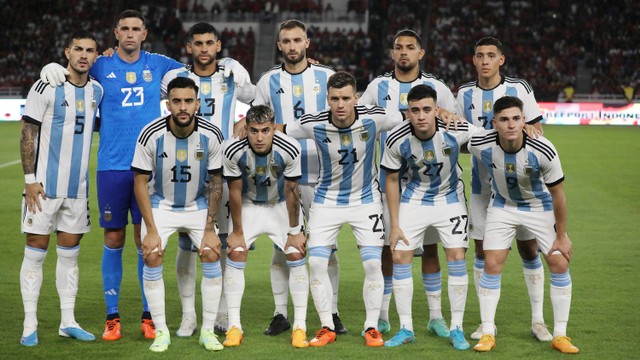 Pemain Timnas Argentina berfoto bersama saat melawan Timnas Indonesia pada pertandingan FIFA Matchday di Stadion Utama Gelora Bung Karno, Jakarta, pada Senin (19/6/2023).
 Foto: Aditia Noviansyah/kumparan