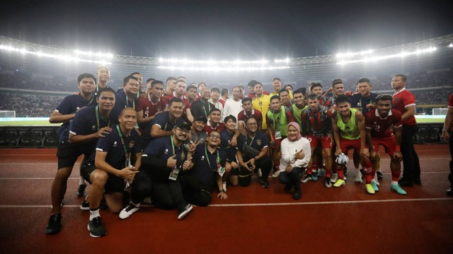 Presiden Joko Widodo (tengah) foto bersama para pemain Timnas Indonesia usai pertandingan melawan Timnas Argentina pada pertandingan FIFA Matchday di Stadion Utama Gelora Bung Karno, Jakarta, pada Senin (19/6/2023). Foto: Aditia Noviansyah/kumparan