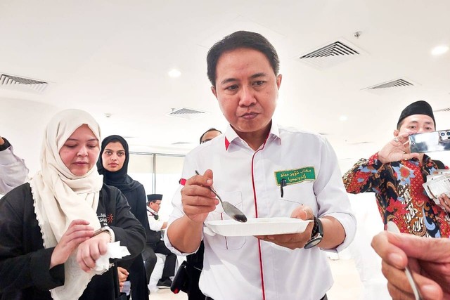 Dirjen Penyelenggaraan Haji dan Umrah Kemenag Hilman Latief mencoba menu makanan yang akan disajikan kepada jemaah, di Makkah, Senin (19/6). Foto: Ahmad Romadoni/kumparan