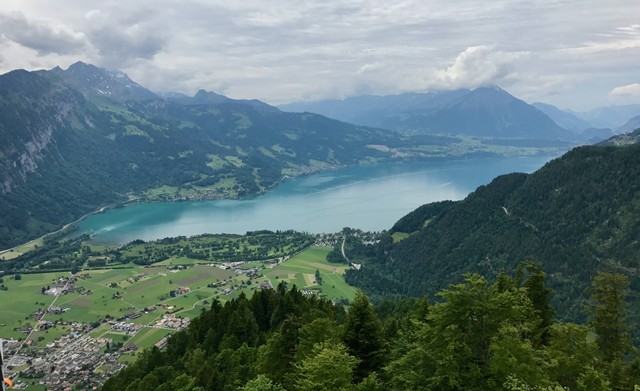 Danau Thun di Swiss pada musim semi. (Dokumentasi Pribadi)