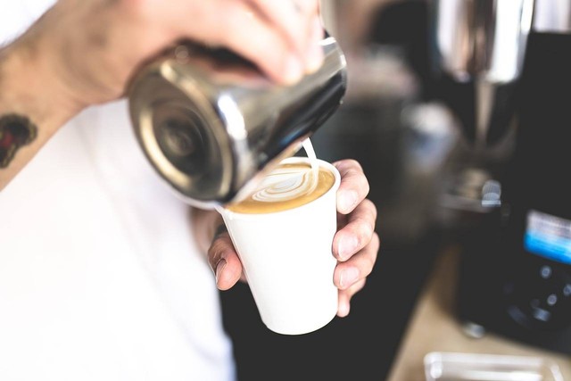 Ilustrasi membuat latte art. Sumber foto: Pixabay