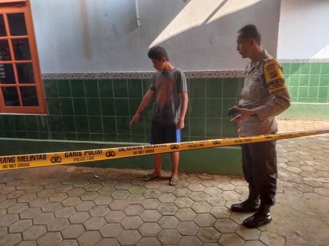 Polisi mengecek TKP Masjid Al-Fadhilah di Sentolo, Kabupaten Kulon Progo, DIY, yang kotak infaknya kemalingan. Foto: Polres Kulon Progo