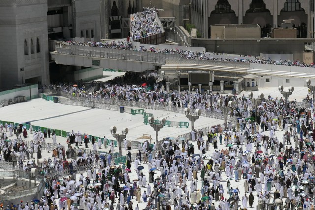 Umat islam berjalan meninggalkan Masjidil Haram usai melaksanakan shalat zuhur di Mekah, Arab Saudi, Senin (19/6/2023). Foto: Wahyu Putro A/Antara Foto