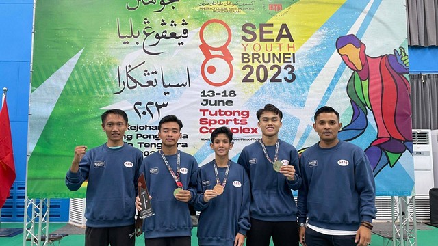 Hafidh Nuur (dua dari kanan) dan Affan Mauludana (dua dari kiri) saat menunjukkan medalinya