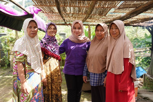 Tim lapangan Amartha bersama perempuan UMKM Indonesia