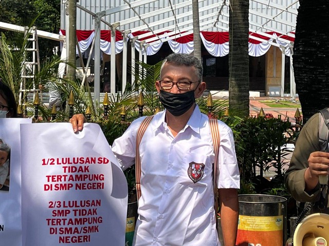 Koalisi Kawal Pendidikan Jakarta (Kopaja) melakukan aksi unjuk rasa di depan Balai Kota DKI Jakarta, Selasa (20/6/2023). Foto: Haya Syahira/kumparan