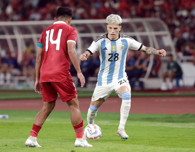 Asnawi Mangkualam (kiri) menghadang Alejandro Garnacho dalam laga Indonesia vs Argentina FIFA Matchday di Stadion Utama Gelora Bung Karno (GBK), Jakarta, pada 19 Juni 2023. Foto: REUTERS/Ajeng Dinar Ulfiana