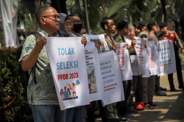 Sejumlah orang yang tergabung dalam Koalisi Kawal Pendidikan Jakarta (Kopaja) melakukan demo di depan Balai Kota DKI Jakarta, Selasa (20/6/2023). Foto: Jamal Ramadhan/kumparan