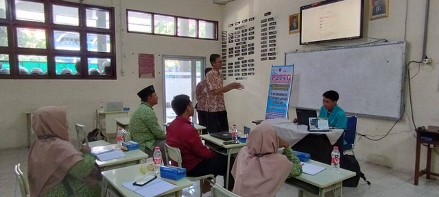 Tim P2TTG Prodi Informatika FKI UMS berikan pelatihan penggunaan sistem informasi PPBD berbasis web di SMA Muhammadiyah Alkautsar PK Kartasura, Rabu (31/5/22023). (Sumber foto: Dok Tim P2TTG)