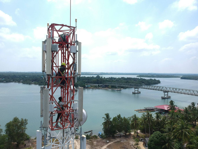 Teknisi Telkomsel di menara BTS. Foto: Dok. Telkomsel