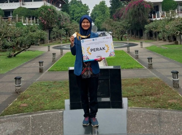 Emilda Puteri Aulia mahasiswa Fakultas Kedokteran Universitas Airlangga ini berhasil meraih medali perak dalam kompetisi Olimpiade Nasional Matematika dan Ilmu Pengetahuan Alam (ONMIPA) 2023 bidang kimia.