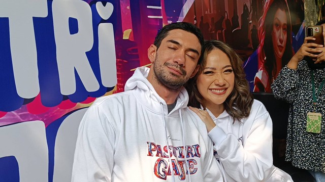 Reza Rahadian dan Bunga Citra Lestari dalam Konferensi pers film Pasutri Gaje, di kantor Falcon, kawasan Duren Tiga, Jakarta Selatan, Selasa (20/6/2023). Foto: Giovanni/kumparan