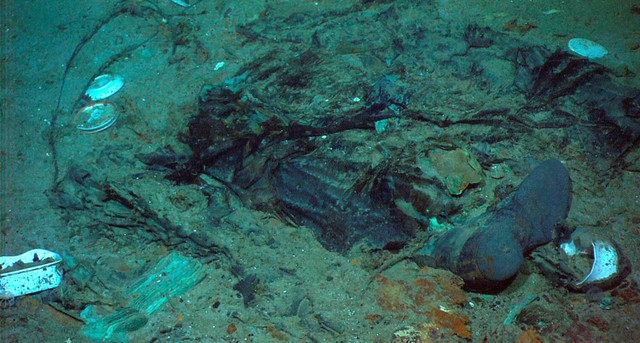 Sisa-sisa mantel dan sepatu di dasar laut dekat buritan Titanic yang ditemukan kapal selam Titan milik perusahaan OceanGate Expeditions di Samudera Atlantik. Foto: OceanGate Expeditions via AP
