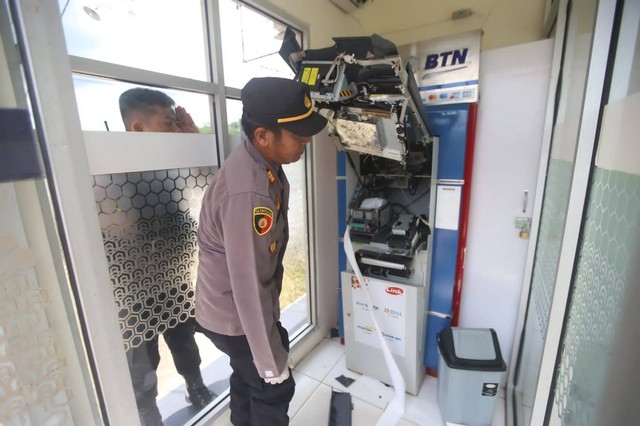 Kapolsek Sungai Raya, AKP Hasiolan Saragih, memimpin olah TKP di ATM yang dibobol di Jalan Ayani 2 Kubu Raya. Foto: Dok Hi!Pontianak