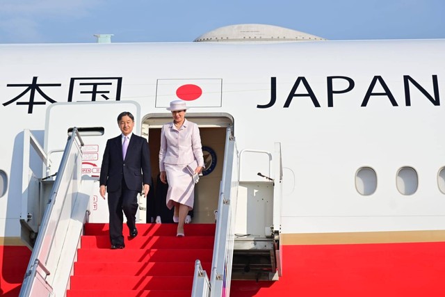 Kaisar Jepang Hironomiya Naruhito dan Permaisuri Masako turun dari pesawat di Jakarta. Foto: Dok. Sekretariat Kabinet
