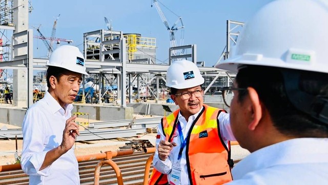 Presiden Jokowi mengunjungi pembangunan smelter PT Freeport Indonesia di Gresik. Foto: Laily Rachev/Biro Pers Sekretariat Presiden