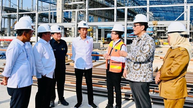 Presiden Jokowi mengunjungi pembangunan smelter PT Freeport Indonesia di Gresik. Foto: Laily Rachev/Biro Pers Sekretariat Presiden