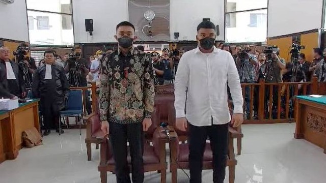 Mario Dandy dan Shane Lukas menjalani sidang dengan agenda mendengarkan saksi di PN Jaksel, Selasa (20/6/2023). Foto: Youtube/PN Jakarta Selatan