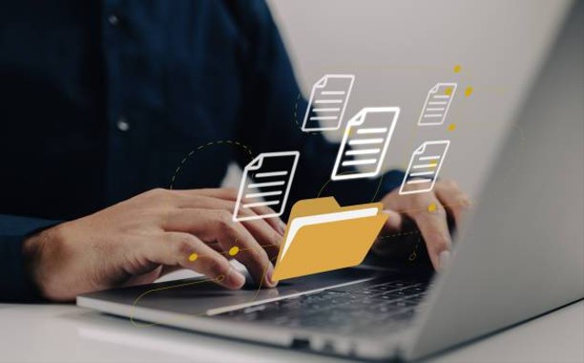 Ilustrasi Cara Memindahkan File Dari HP Ke Laptop Dengan Kabel Data, Foto: Unsplash.
