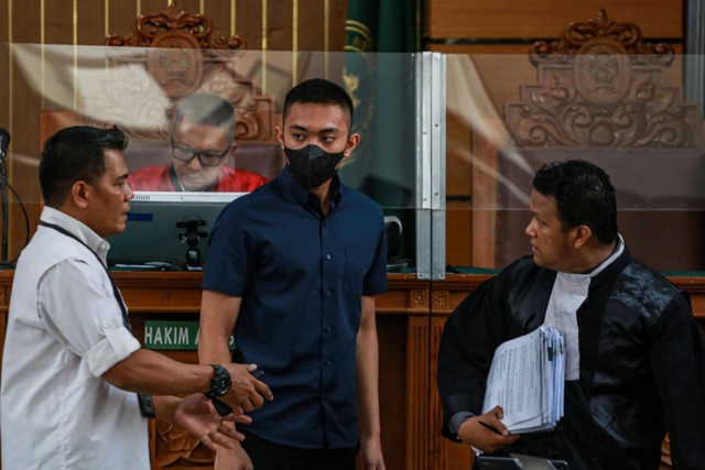 Terdakwa Mario Dandy Satriyo (tengah) berbincang dengan tim kuasa hukum saat sidang lanjutan di Pengadilan Negeri Jakarta Selatan, Jakarta, Selasa (13/6/2023). Foto: Asprilla Dwi Adha/ANTARA FOTO