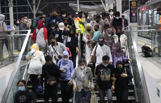 Suasana kepadatan penumpang yang sedang menuruni tangga di stasiun Manggarai. Foto: Lidia Pratama Febrian