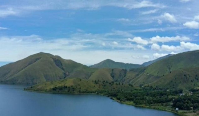 Pemandangan Danau Toba dikelilingi oleh gunung-gunung tinggi dan indah. (Foto: Pribadi)  
