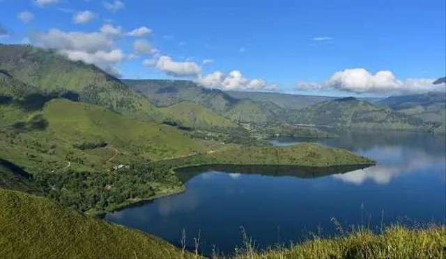 Ilustrasi Bukit Dekat Danau Toba  Sumber www.unsplash.com