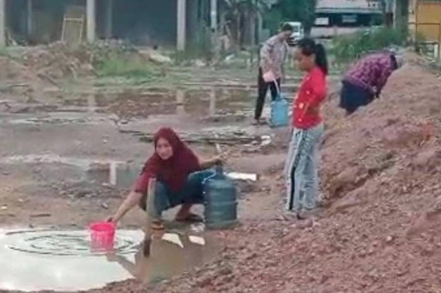 Warga mengambil air genangan di Kecamatan Bengkong, Kota Batam. Foto: Dok. Istimewa