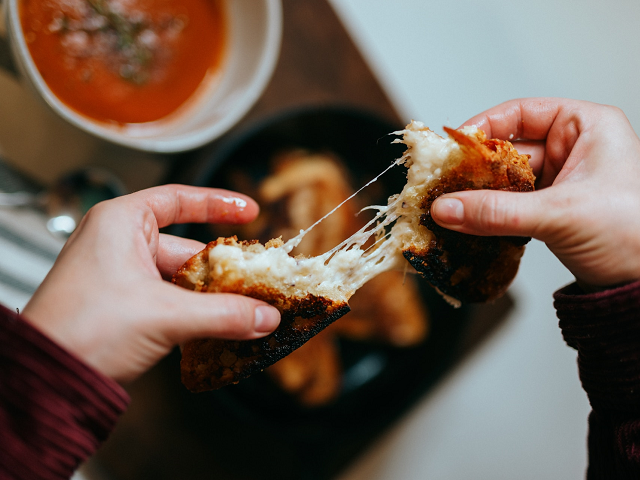 Ilustrasi cafe kids friendly di Jakarta. Sumber: unsplash.com/NathanDumlao.