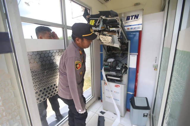 Polisi melakukan olah TKP di lokasi pembobolan ATM di Jalan Arteri Supadio. Foto: Dok Hi!Pontianak