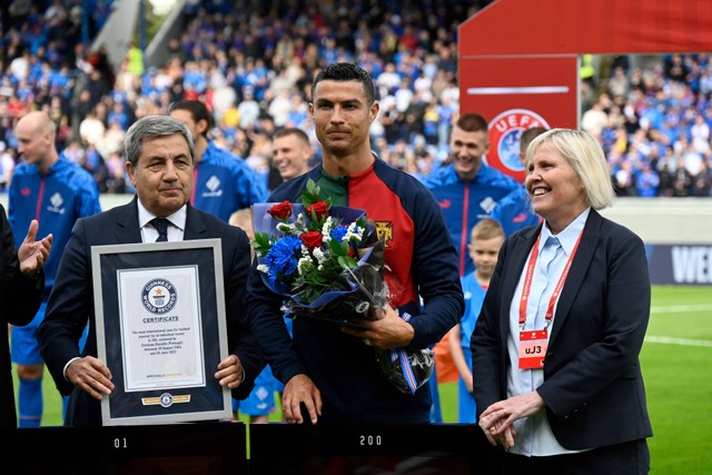 Cristiano Ronaldo (tengah) dianugerahi sertifikat Guinness World Records karena telah mencetak 200 laga internasional, sebelum laga Kualifikasi Euro 2024 Grup J antara Islandia dan Portugal di Reykjavik pada 20 Juni 2023. Foto: Halldor KOLBEINS / AFP