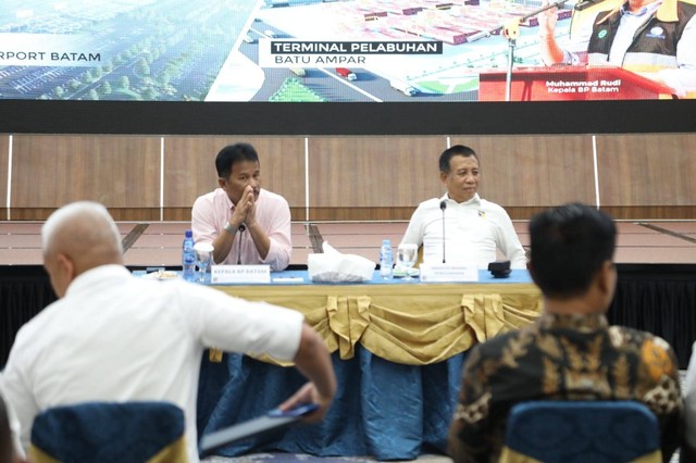 Saat rapat berlangsung dengan Kepala BP Batam M. Rudi (kiri). Dok: Ist.