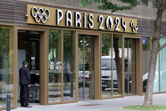 Kantor pusat komite penyelenggara Olimpiade Paris 2024 di Saint-Denis, pinggiran kota Paris, Prancis, yang digerebek polisi pada Selasa (20/6). Foto: Stephanie Lecocq/Reuters