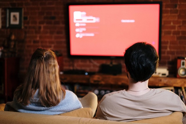 Cara Mencari Saluran TV Digital yang Hilang dengan Mudah dan Praktis. Foto: Pexels/cottonbro studio.