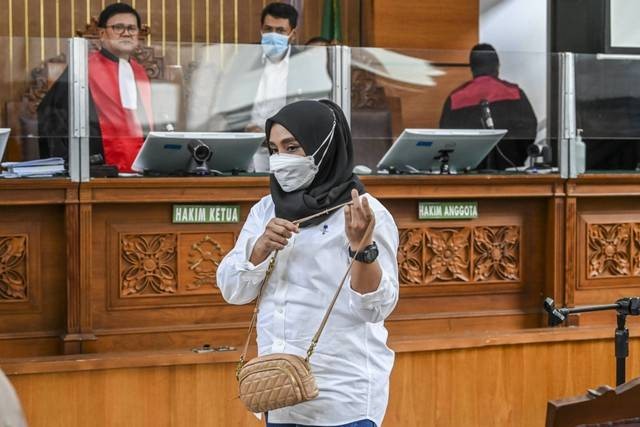 Asisten rumah tangga Ferdy Sambo dan Putri Candrawathi, Susi, usai bersaksi dalam sidang kasus pembunuhan berencana Brigadir Nofriansyah Yosua Hutabarat dengan terdakwa Bhayangkara Dua Richard Eliezer Pudihang Lumiu di PN Jakarta Selatan. Foto: ANTARA FOTO/Galih Pradipta