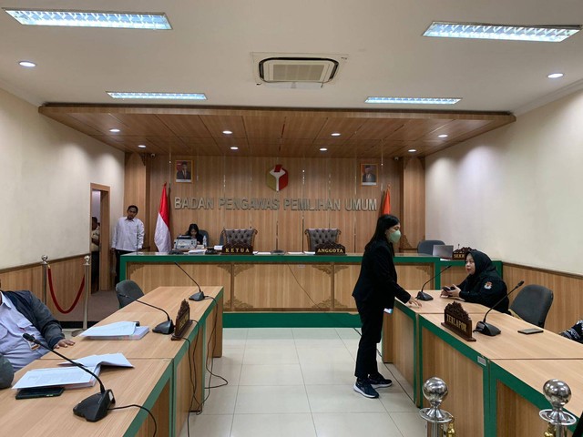 Suasana sidang temuan dugaan pelanggaran administrasi Pemilu di Ruang Sidang Bawaslu RI, Jakarta pada Senin (21/6). Foto: Luthfi Humam/kumparan