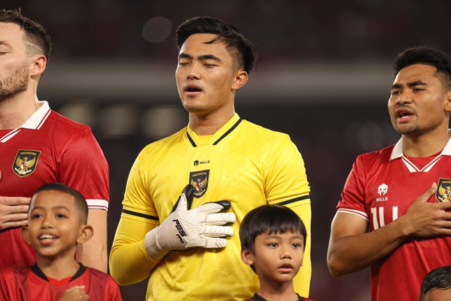 Kiper Timnas Indonesia, Ernando Ari (tengah), saat melawan Argentina dalam FIFA Matchday di Stadion Utama Gelora Bung Karno (GBK) pada 19 Juni 2023. Foto: PSSI