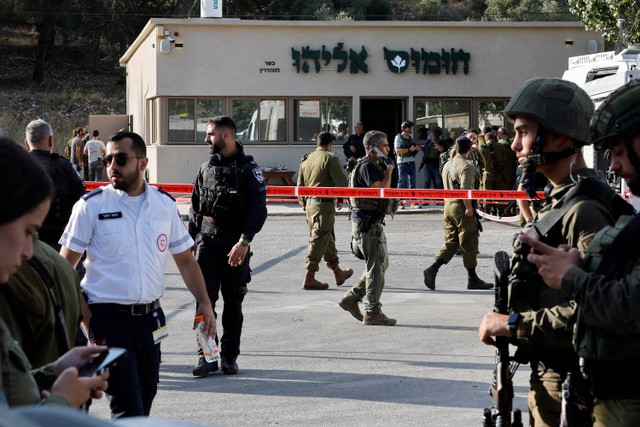 Petugas keamanan di lokasi dugaan serangan penembakan Palestina yang menewaskan empat orang di dekat pemukiman Yahudi, di Tepi Barat yang diduduki Israel, 20 Juni 2023.  Foto: Ammar Awad/REUTERS