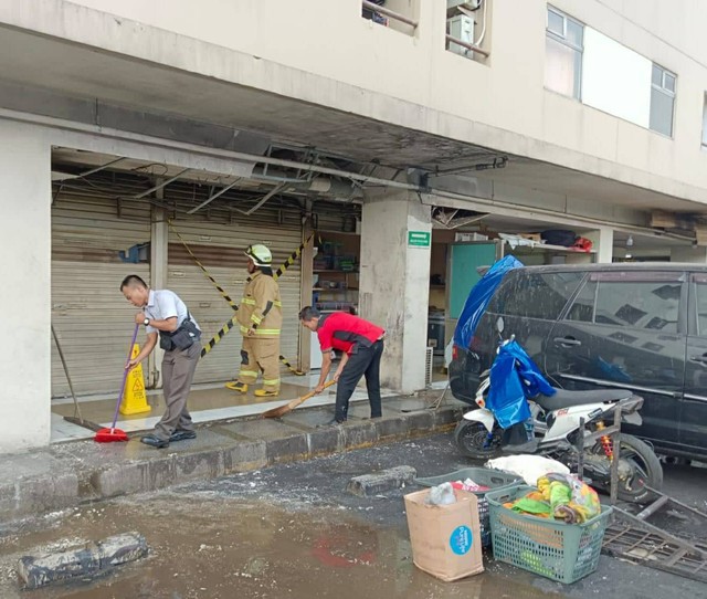 Petugas memeriksa di lokasi ledakan dari seterika uap di tempat binatu apartemen di apartemen Kalibata City. Foto: Dok. Sudin Gulkarmat Jakarta Selatan