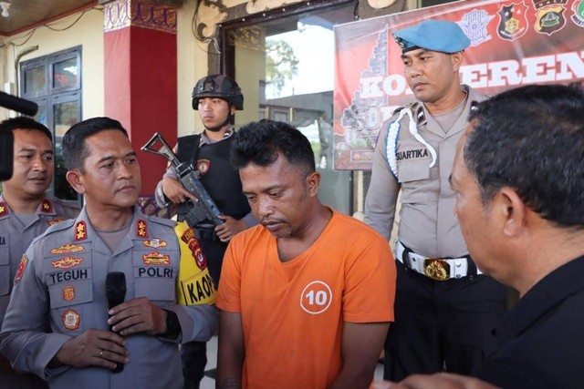 Polisi menunjukkan sopir taksi yang memalak turis di Canggu, Bali.  Foto: Polres Badung