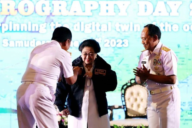 Megawati Soekarnoputri terima Brevet Hidro-Oseanografi dari TNI AL. Foto: PDIP